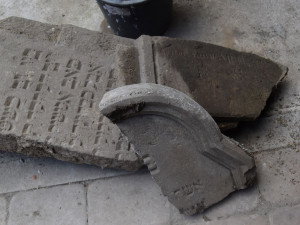 Členové spolku Hanácký Jeruzalém na Plumlově objevili vzácný náhrobek ze zrušeného židovského hřbitova