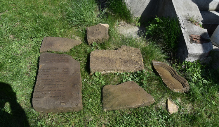 Členové spolku Hanácký Jeruzalém na Plumlově objevili vzácný náhrobek ze zrušeného židovského hřbitova
