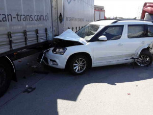 Na D35 u Olomouce kvůli vedru popraskala vozovka. Havarovalo pět aut, je deset zraněných. Dálnice je zavřená v obou směrech