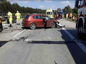 Na D35 u Olomouce kvůli vedru popraskala vozovka. Havarovalo pět aut, je deset zraněných. Dálnice je zavřená v obou směrech