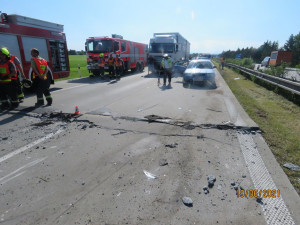 Na D35 u Olomouce kvůli vedru popraskala vozovka. Havarovalo pět aut. Dálnice bude zavřená v obou směrech několik dní