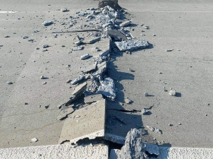 Na D35 u Olomouce kvůli vedru popraskala vozovka. Havarovalo pět aut. Dálnice bude zavřená v obou směrech několik dní