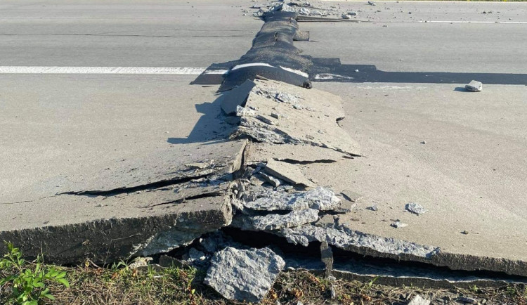 Na D35 u Olomouce kvůli vedru popraskala vozovka. Havarovalo pět aut. Dálnice bude zavřená v obou směrech několik dní