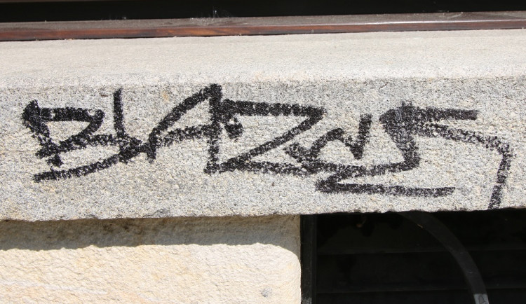 Sprejer, který počmáral infocentrum v centru Hradce, se sám přihlásil na policii. Prý oslavoval maturitu