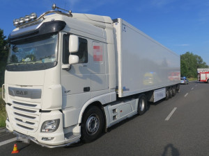 Motorkář zemřel poté, co narazil do kamionu. Ten se otáčel na dvojité plné čáře u zavřené dálnice D35