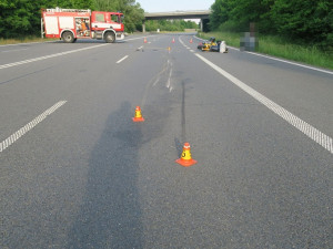 Motorkář zemřel poté, co narazil do kamionu. Ten se otáčel na dvojité plné čáře u zavřené dálnice D35
