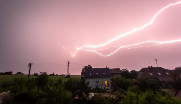 Noční bouřka nezpůsobila na jihu Čech výraznější komplikace, hasiči řešili dvě desítky oznámení