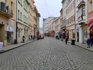 Olomouc chce v centru estetičtější reklamy. Majitele obchodů mají motivovat dotace