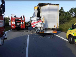 D35 u Přáslavic je uzavřena kvůli další nehodě. Havarovaly dodávka a dvě auta