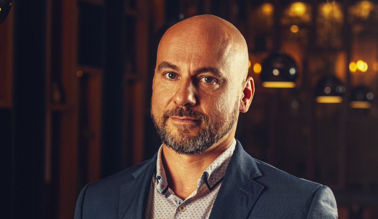 Balancovali na hraně, ale už se mohou zase nadechnout. Dokonce získali michelinského šéfkuchaře