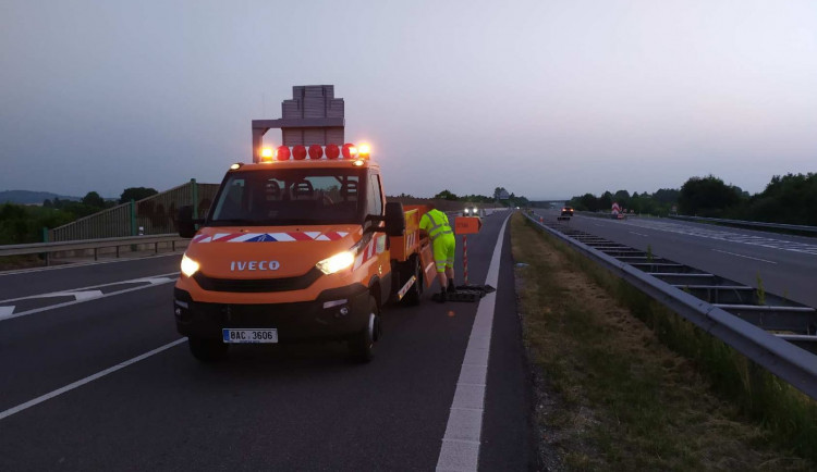 Silničáři v obou směrech obnovili provoz na opravené dálnici D35