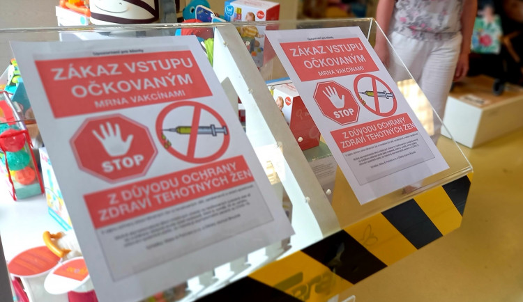 Očkovaným vstup zakázán. Majitelka obchodu v Olomouci má obavu z mRNA vakcín