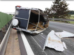 Na dálnici u Olomouce hasiči po nehodě honili dva koně. Provoz více než hodinu stál