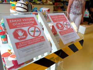 Očkovaným vstup zakázán. Majitelka obchodu v Olomouci má obavu z mRNA vakcín