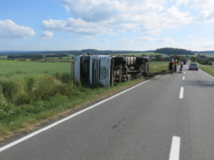 Opilý řidič nezvládl kamion plný dřeva a převrátil ho na bok. Pak se snažil utéct