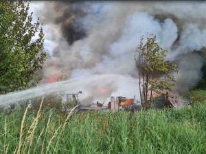 Olomouc postrašil hustý černý dým. Na kraji města hoří obydlí bezdomovců