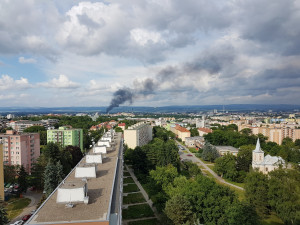 Olomouc postrašil hustý černý dým. Na kraji města hoří obydlí bezdomovců