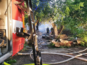 Olomouc postrašil hustý černý dým. Na kraji města hořelo obydlí bezdomovců