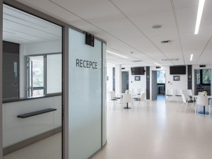 Interiér nového ambulantního pavilonu Hemato-onkologické kliniky Fakultní nemocnice Olomouc.