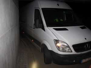 Opilý cizinec vjel s dodávkou na cyklostezku a zůstal viset pod mostem