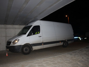 Opilý cizinec vjel s dodávkou na cyklostezku a zůstal viset pod mostem