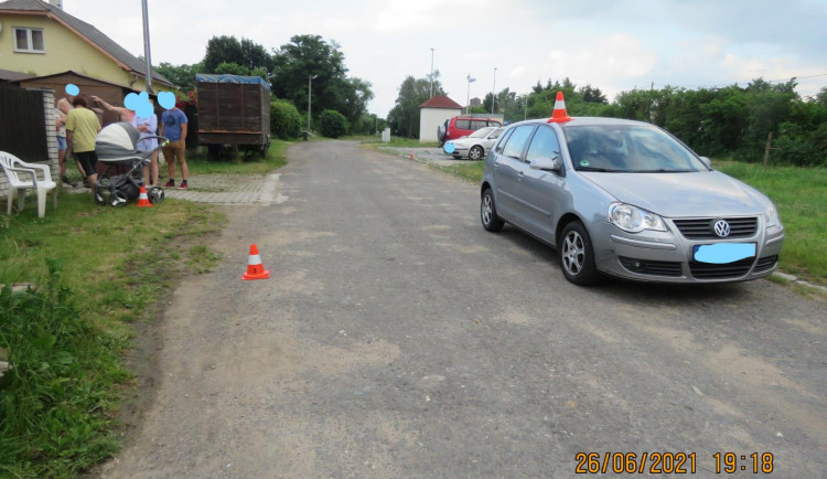 Podnapilý čtyřkolkář srazil ženu s kočárkem. Z místa nehody ujel