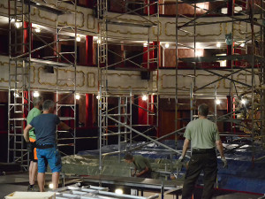 Přes břidlici už zatékalo. Historická budova Moravského divadla dostane novou střechu