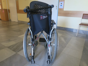 Řidič dodávky při couvání přejel seniora na invalidním vozíku. Muž skončil v nemocnici