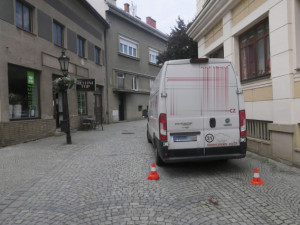 Řidič dodávky při couvání přejel seniora na invalidním vozíku. Muž skončil v nemocnici