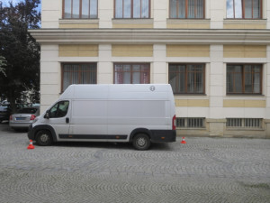 Řidič dodávky při couvání přejel seniora na invalidním vozíku. Muž skončil v nemocnici