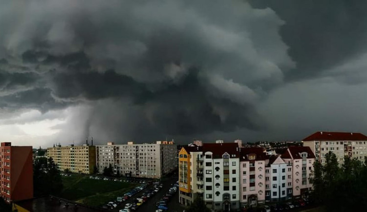 size4-16245635510444-60-apokalypsa-jizni-morava-zazila-tornado-nektere-obce-jsou-znicene