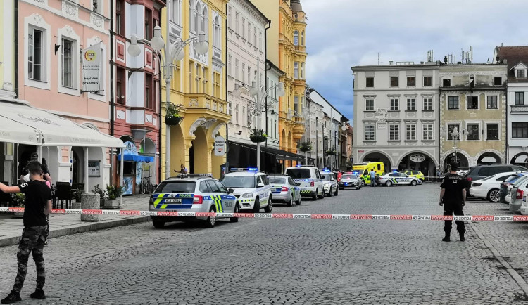 Zásah policie v centru Budějc. Muž si vzal v obchodě rukojmí, policie ho po necelé hodině zadržela