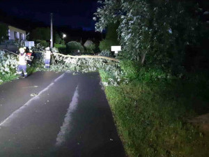 Krajem se v noci přehnaly silné bouřky. Zastavily vlaky, auta, voda ohrožovala domy