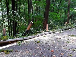 Krajem se v noci přehnaly silné bouřky. Zastavily vlaky, auta, voda ohrožovala domy