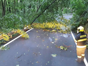 Krajem se v noci přehnaly silné bouřky. Zastavily vlaky, auta, voda ohrožovala domy