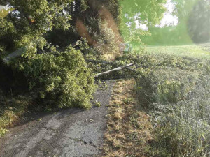 Olomouckým krajem se v noci přehnaly silné bouřky. Zastavily vlaky a auta. Voda ohrožovala i domy