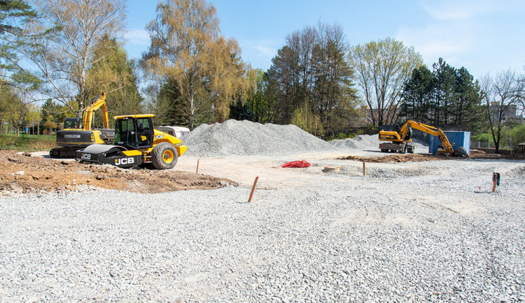 Do části areálu pod dětskou klinikou se opět sjedou stavební stroje. Loni zbudované parkoviště čeká rozšíření