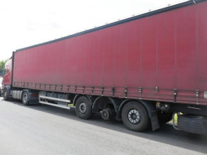 Nákladnímu autu uletělo na D46 za jízdy kolo a zdemolovalo auto