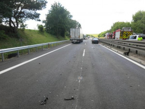 Nákladnímu autu uletělo na D46 za jízdy kolo a zdemolovalo auto