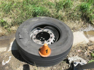 Nákladnímu autu uletělo na D46 za jízdy kolo a zdemolovalo auto