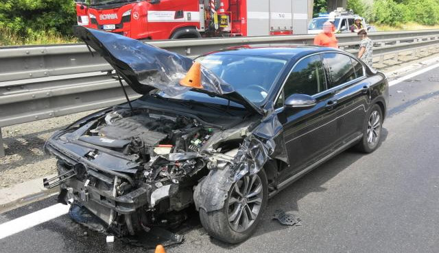 Nákladnímu autu uletělo na D46 za jízdy kolo a zdemolovalo auto.