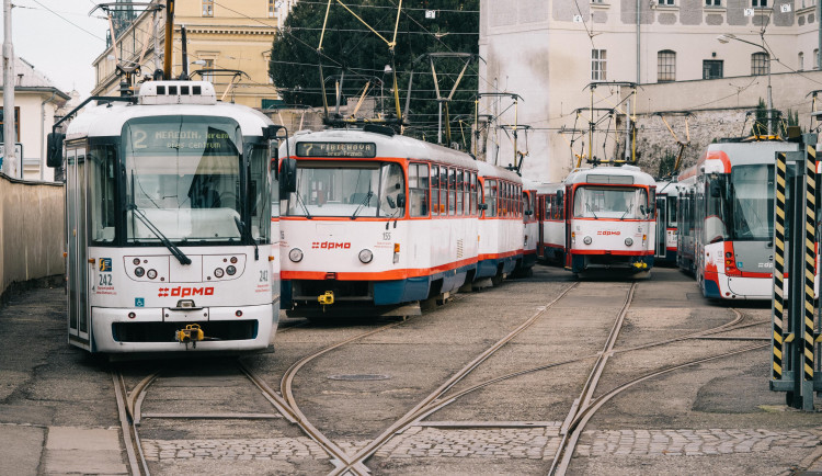 Prázdniny znamenají změny v tramvajových i autobusových jízdních řádech