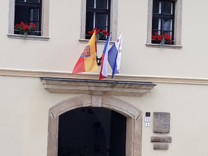 Olomouc a další desítky sídel v regionu dnes vyvěsí moravskou vlajku