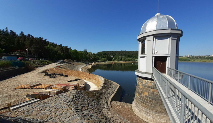 Po dokončení části stavebních prací na hrázi plumlovské přehrady je ve vodní nádrži stále nižší stav vody