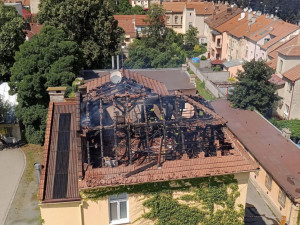 Požár zachvátil budovu v Prostějově, zničil krovní část a patro