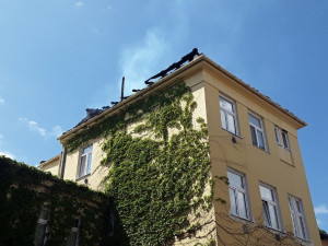 Požár zachvátil budovu v Prostějově, zničil krovní část a patro