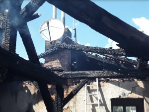 Požár zachvátil budovu v Prostějově, zničil krovní část a patro