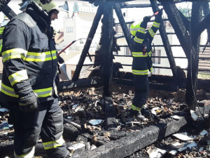 Požár zachvátil budovu v Prostějově, zničil krovní část a patro