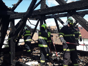 Požár zachvátil budovu v Prostějově, zničil krovní část a patro