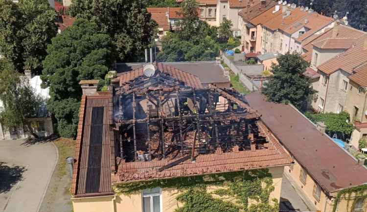 Požár zachvátil budovu v Prostějově, zničil krovní část a patro.